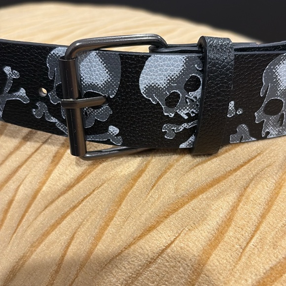 Skull and Crossbones Unixes Belt Size 26 - Picture 4 of 15